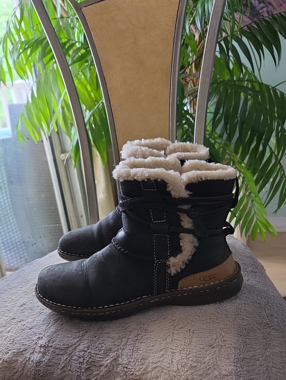 UGG Black Leather Shearling Cuff Ankle Boots ♥️
